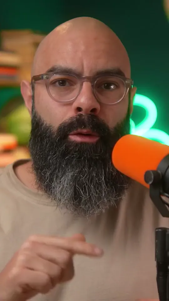 Leo Becker falando ao microfone, animação em loop