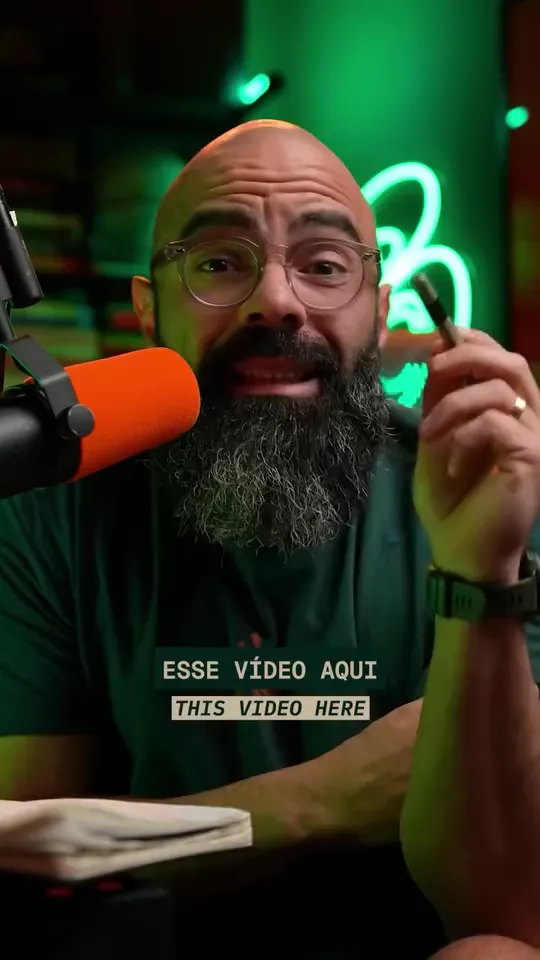 Leo Becker falando ao microfone laranja, animação em loop