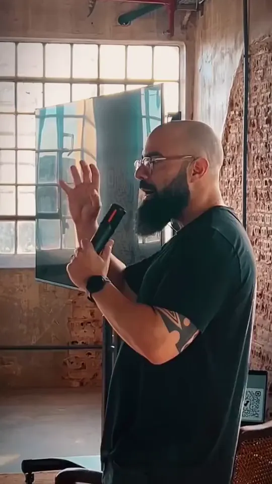 Leo Becker durante uma apresentação, animação em loop